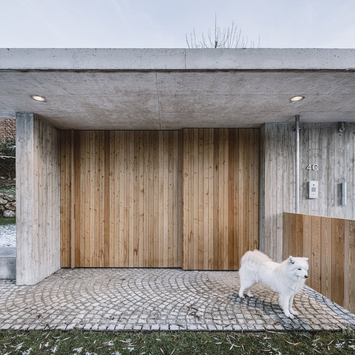 Источник изображения - https://static.dezeen.com/uploads/2022/08/haus-l-dunkelschwarz-austria_dezeen_2364_col_10.jpg