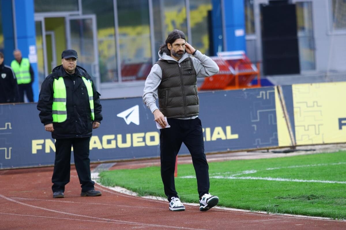 Карьеру тренером Шаронов начал в «Рубине», заменив там Курбана Бекиевича. Не получилось, уехал на Кипр, а затем в Хабаровск. Фото: fcska.ru