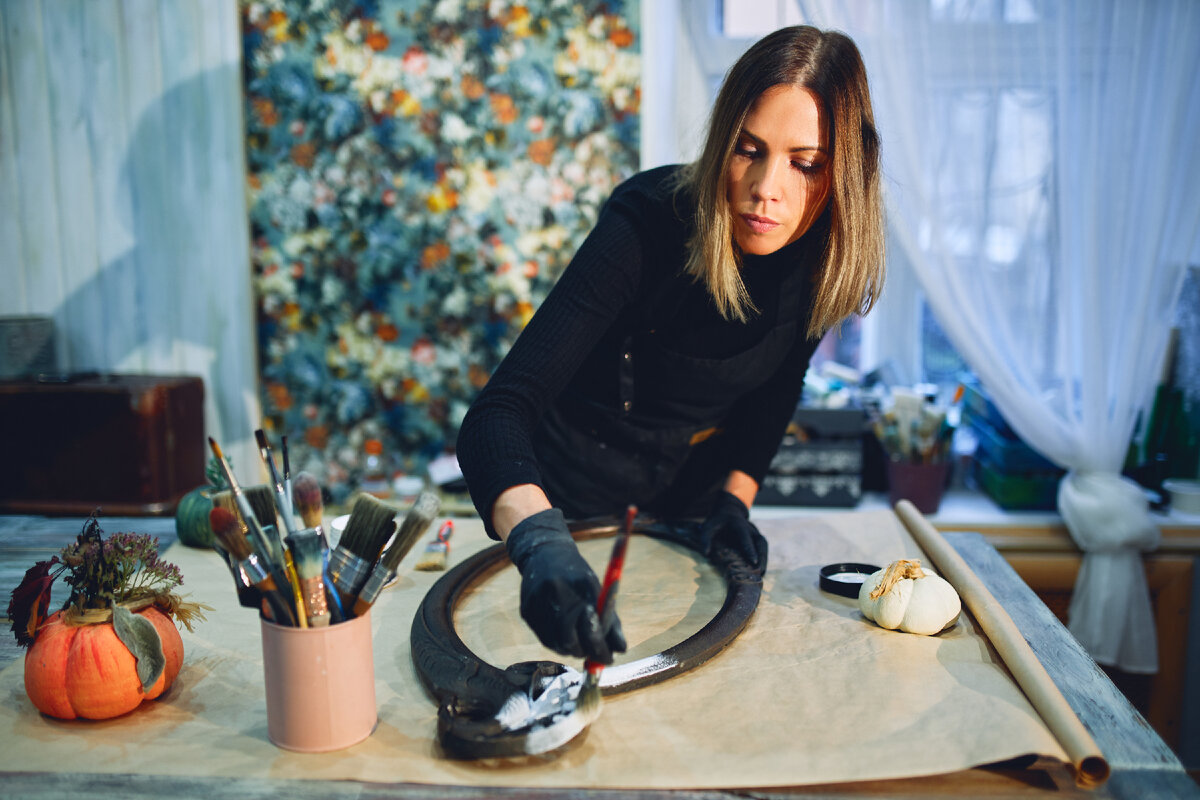 Казалось бы перекрашивать мебель можно и дома. Но моя приятельница говорит, что это тоже не очень удобно.