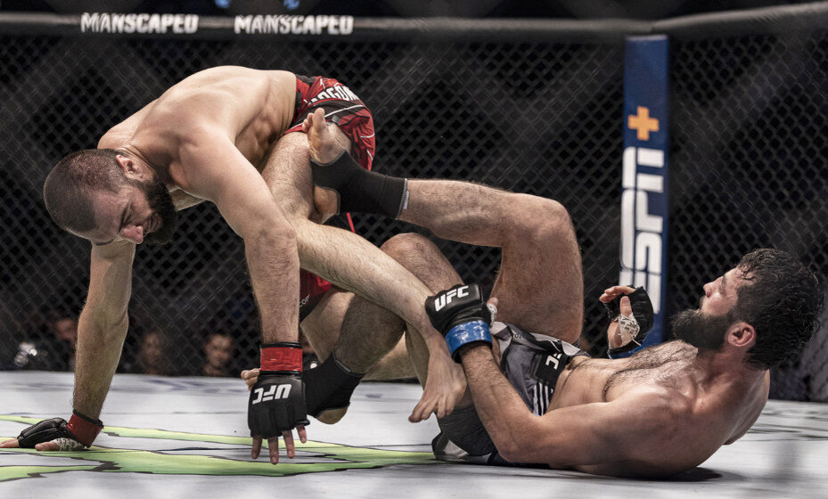    Абубакару Нурмагомедову все судьи отдали победу. Фото: Reuters