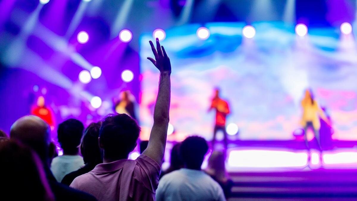    Люди перед сценой на концерте:pexels.com