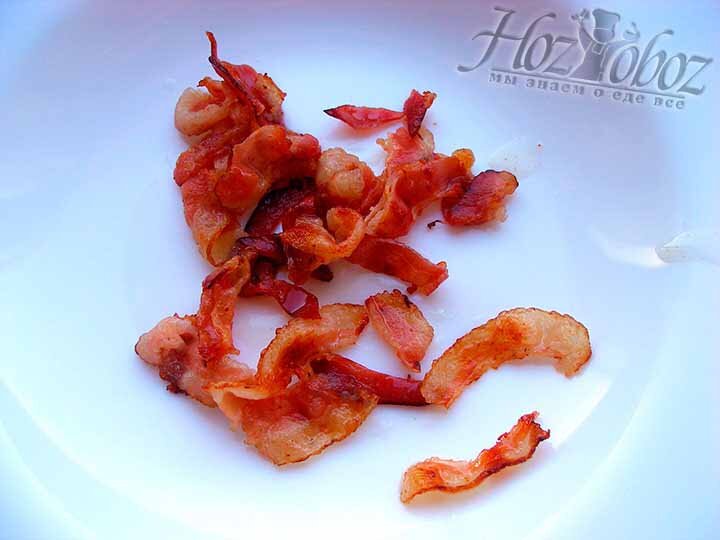 Как только бекон поджарится вытащим его из кастрюли