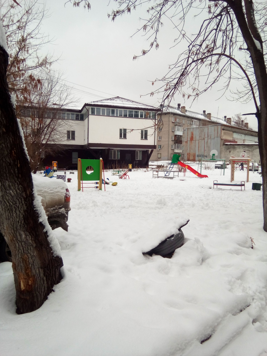 Двор завален снегом
