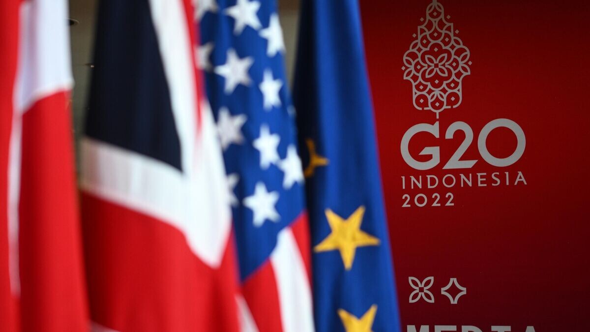 Флаги во время подготовки к саммиту G-20 на Бали© РИА Новости / Павел Бедняков