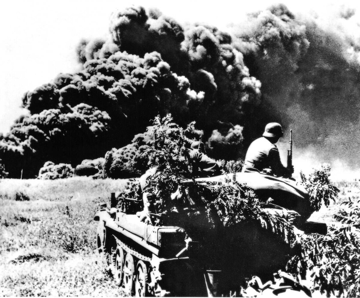 Август 1942, горящие Майкопские нефтепромыслы.