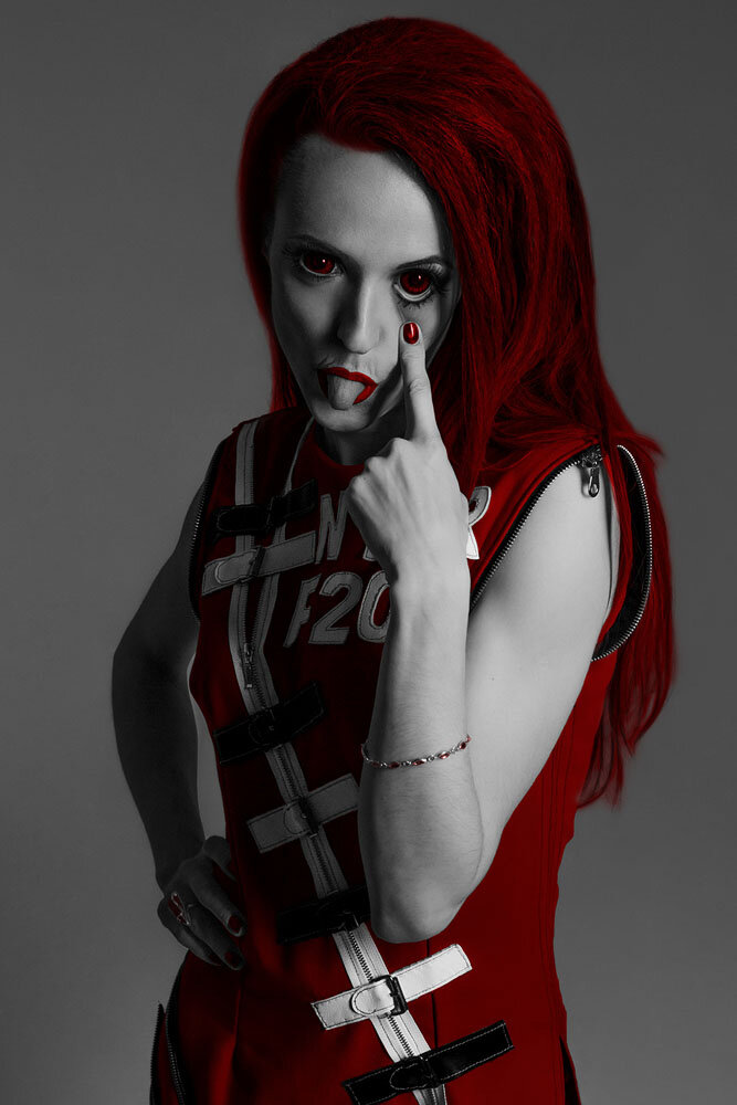 Гебефреническая шизофрения - один из подтипов шизофрении, характеризующийся наличием в поведении выраженных черт детскости, хихиканьем, самодовольством, улыбкой без причины, гримасами, царственными манерами, шалостями. Могут присутствовать бред и галлюцинации. Возможно увлечение религией и теоретическими науками (например, философией).