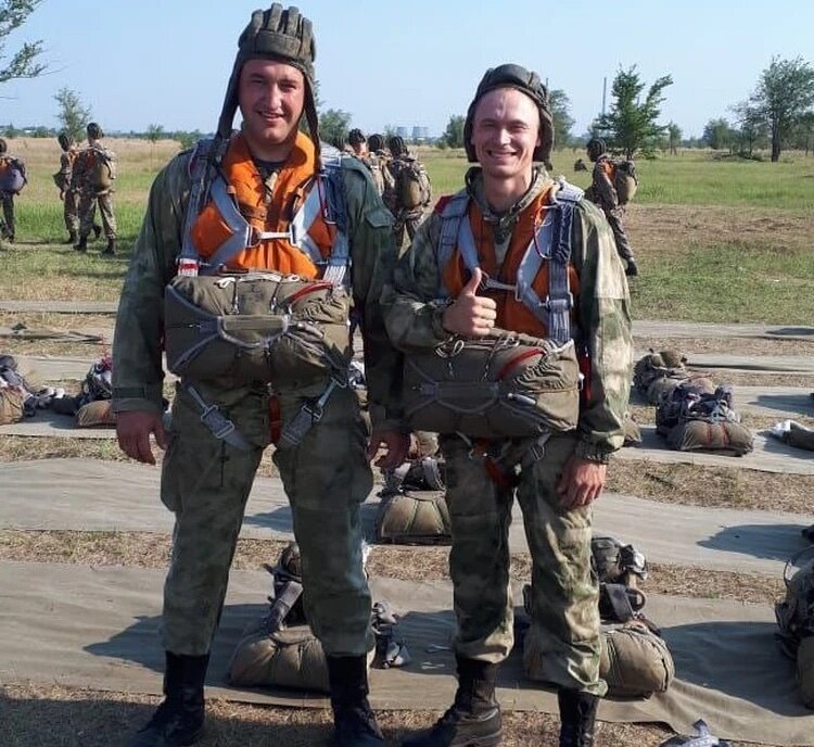 В тайне от родителей поступил в военное училище