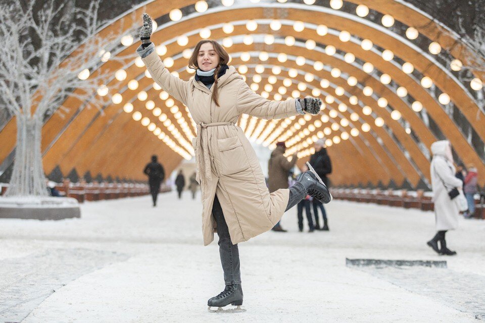     На Большом круге и 1-м Лучевом просеке парка бесплатный каток Андрей АБРАМОВ