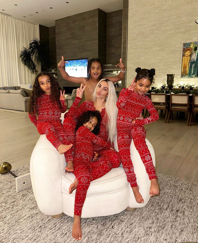     Ким Кардашьян с детьми