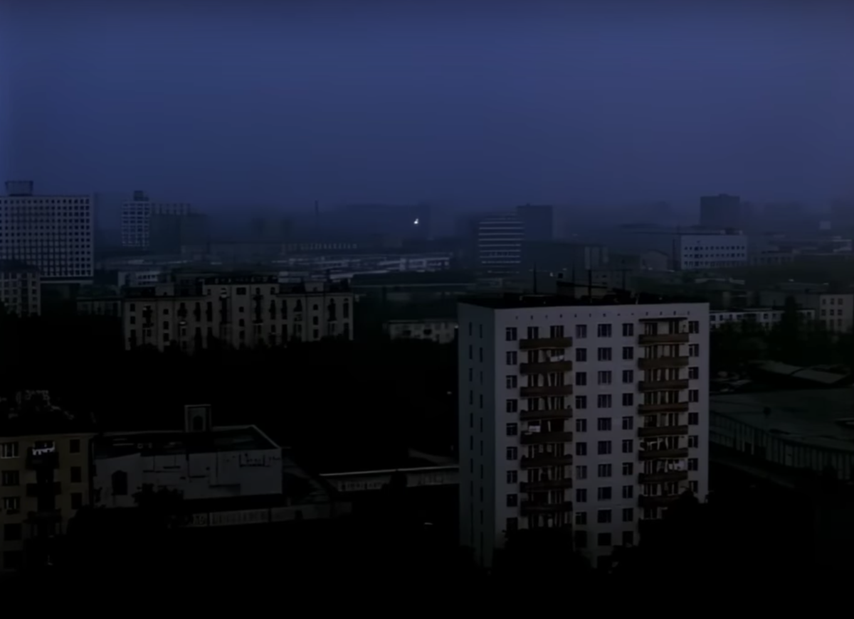 Панорама Москвы, снятая из дома №8 по улице Усиевича. Сейчас это территория района Аэропорт. Нельзя сказать, что это на 100% окраина. Однако и центром Москвы местность не назвать. Кадр из фильма "Вам и не снилось", 1980.