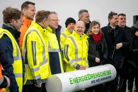 На открытии терминала по приёмке СПГ.  фото: картинки  яндекса.