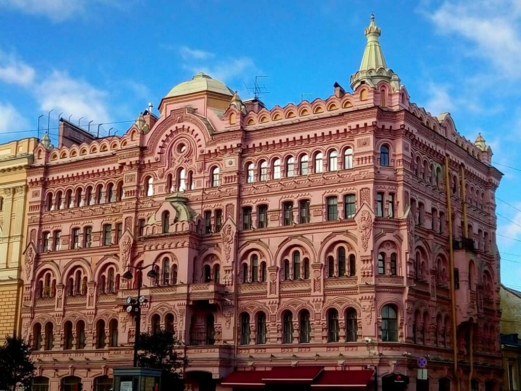 Доходный дом архитектора Николая Басина (1879). Зодчий сам себе построил дом в русском стиле в центре города (на площади Островского). В доме поселились представители зажиточной публики: купцы, аристократы, генералы и чиновники высших рангов. Фото: peterburg.guide