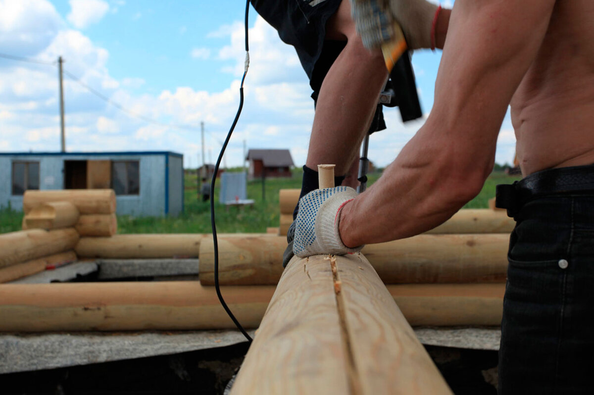 Установка нагелей в бревнах и брусе производится вручную.
