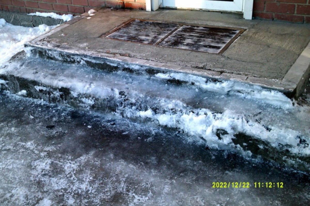    15 магазинов и УК в Челябинске оштрафуют за лед на тротуарах