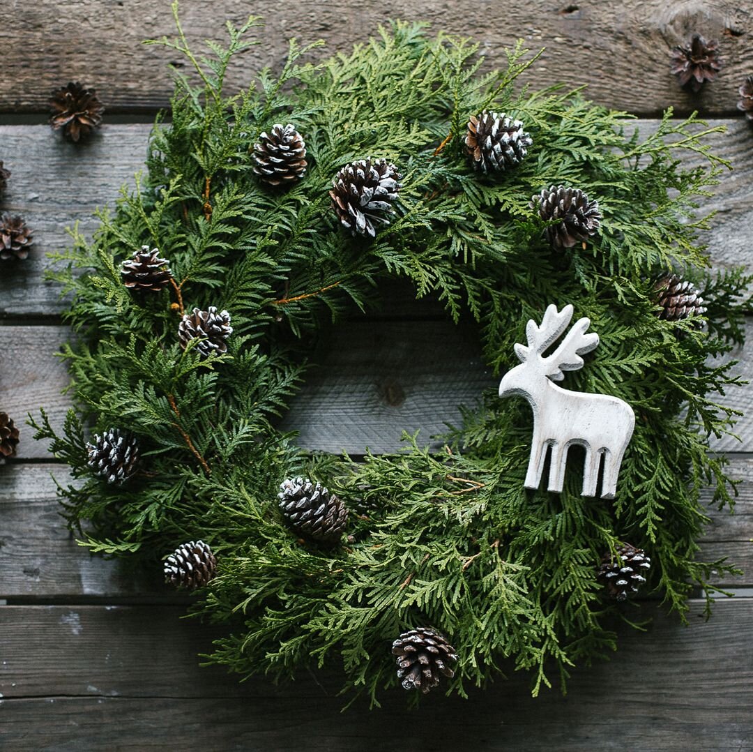 венок из сосны на новый год. новогодний веночек из веток. новогодние венки из сосны. новогодний венок из шишек сосновых. новогодние веночки.