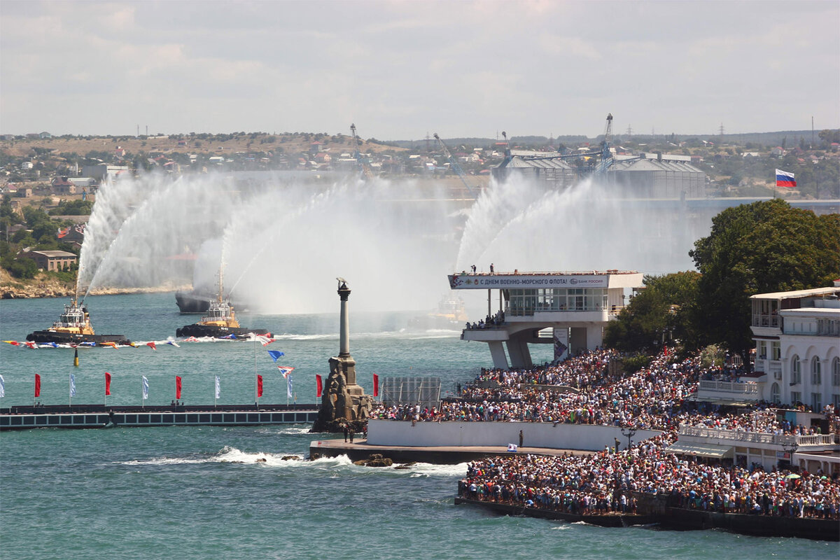 Как-то на параде стояли на одном месте 5 часов: пока ждали и само действие. На фото справа примерно были и, чтобы хоть что-то увидеть надо было прийти пораньше. Вот и пришли.))