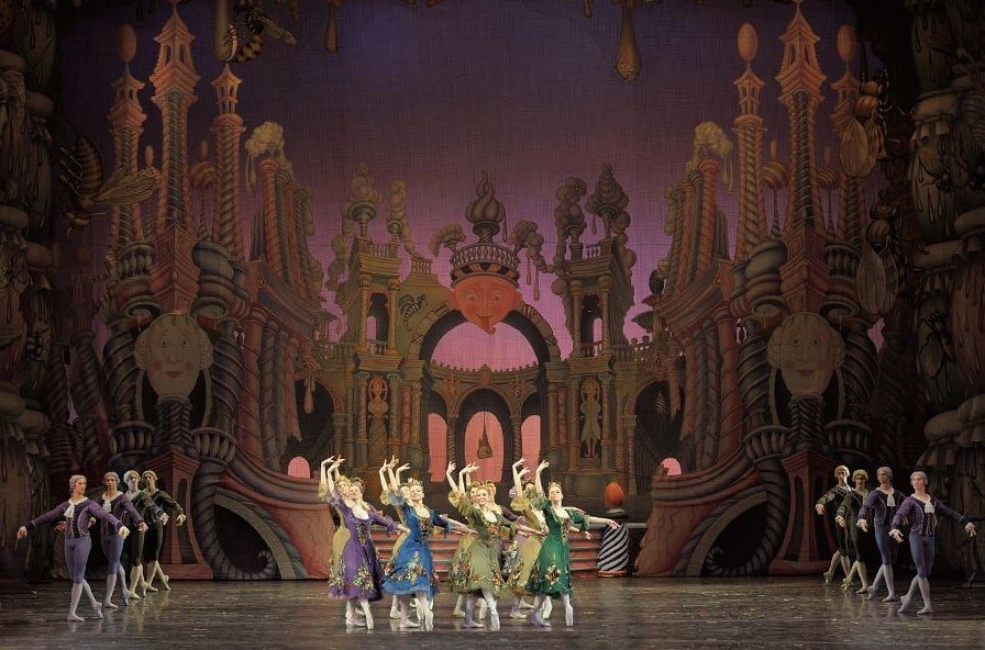 «Щелкунчик» по эскизам Михаила Шемякина, действие первое, сцена вторая: Вальс цветов © Мариинский театр