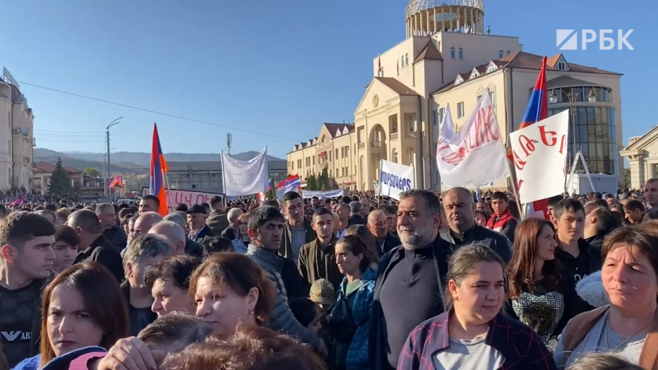 Теперь уже потомков армян конца 80-х погнали на митинг