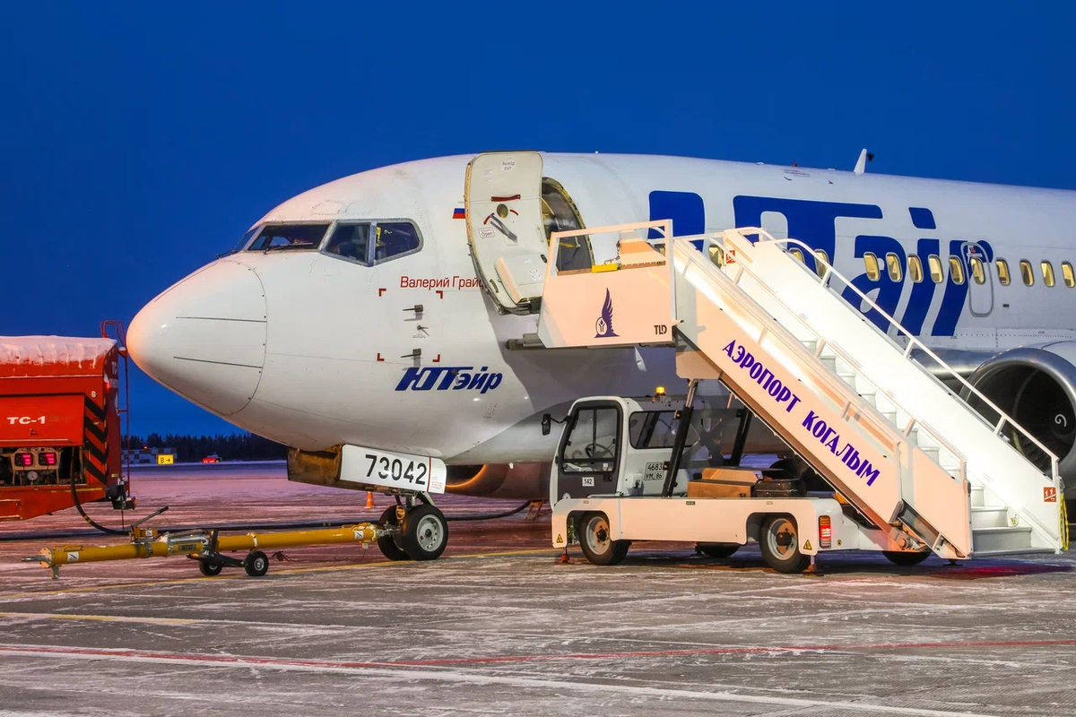Boeing 737-500 с номером RA-73042 в аэропорту Когалыма