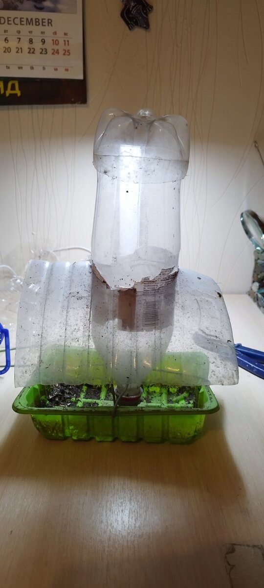 Выглядела она вот так. Добросовестно прослужила всю зиму и пришла в негодность, поскольку козырек не был закреплен, постоянно сползал. Крышечка оторвалась и её постоянно сдувало ветром.