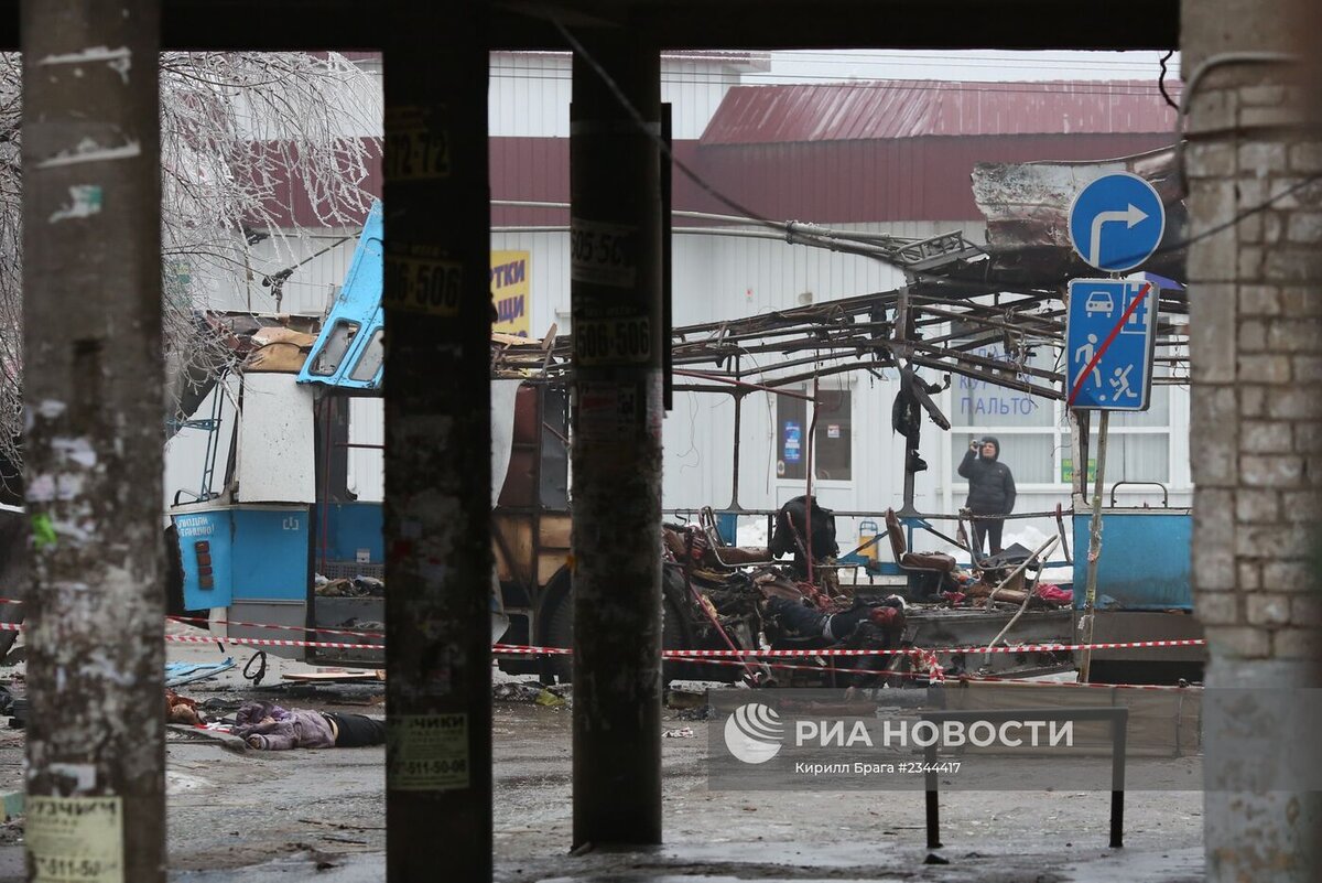 13 декабря 2013. Теракт взрыв троллейбуса в Волгограде. Теракт 2013 в Волгограде 30 декабря троллейбус. Взрыв в Волгограде в троллейбусе 30 декабря. Взрыв троллейбуса в Волгограде 2013.