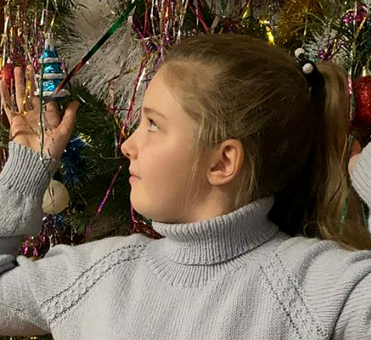 Свитер регланом сверху.