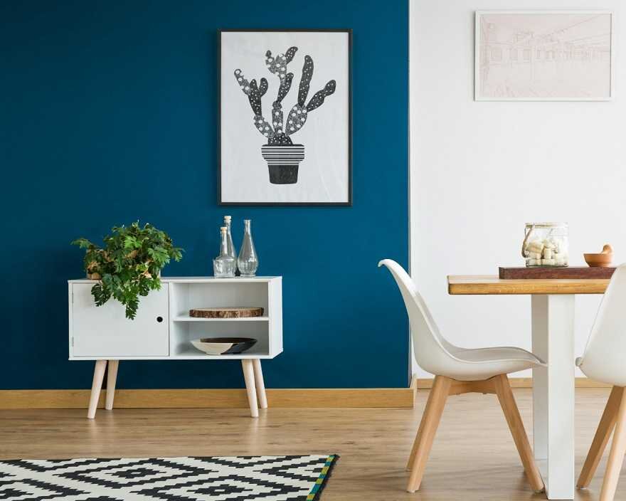 Интерьерная краска подходит для оформления многих покрыти