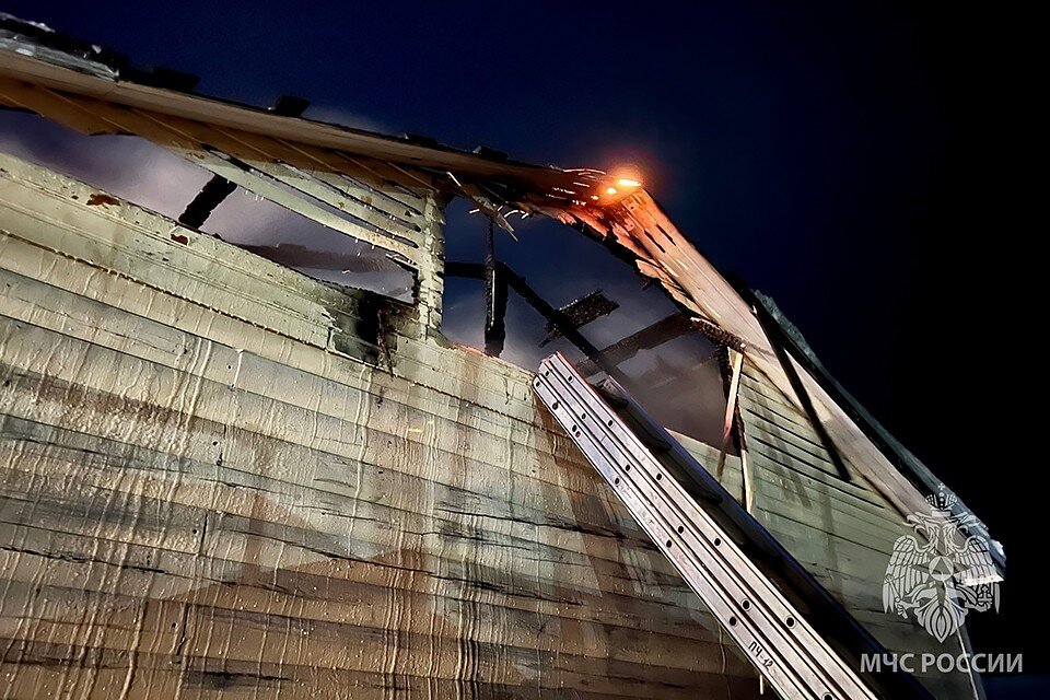     Примерно через полтора часа пожар ликвидировали. Фото: vk.com/mchs_murmansk