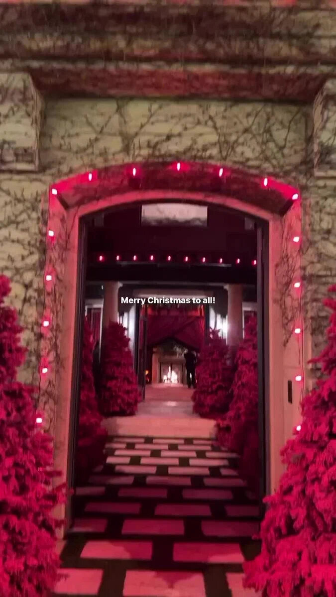 Красные ели на праздновании Рождества у семьи Кардашьян-Дженнер