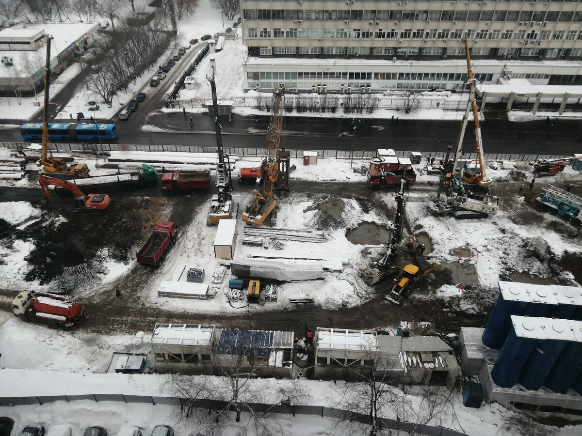 📷 1: Активно ведётся возведение стены в грунте для последующего раскрытия котлована, бурятся скважины под водопонижение. С площадки систематически вывозится извлекаемый грунт. 