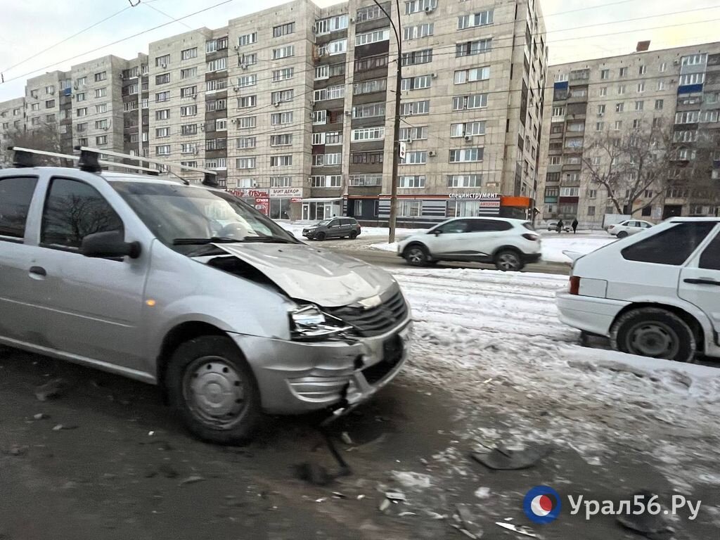    В предновогодней суете в Оренбурге и Орске образовались пробки и ДТП