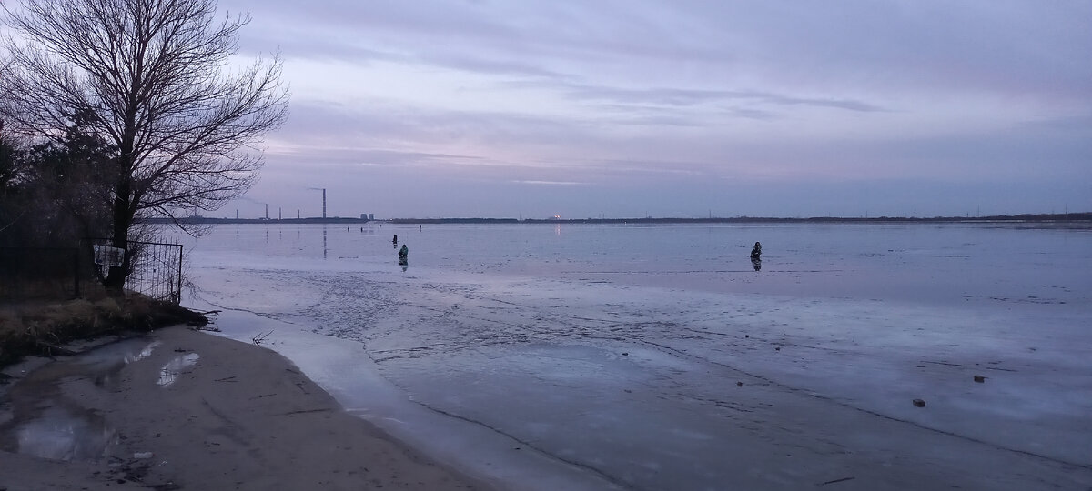 Декабрьские дожди перешли в январские. На лед выходить стремно. Постояли, посмотрели на рыбаков в лужах. Посчитали сколько они оборотов делают, сверля новую лунку и вперед.