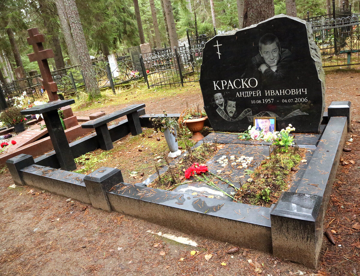 Могила Андрея Краско на Комаровском кладбище находится между 7 и 9 участками