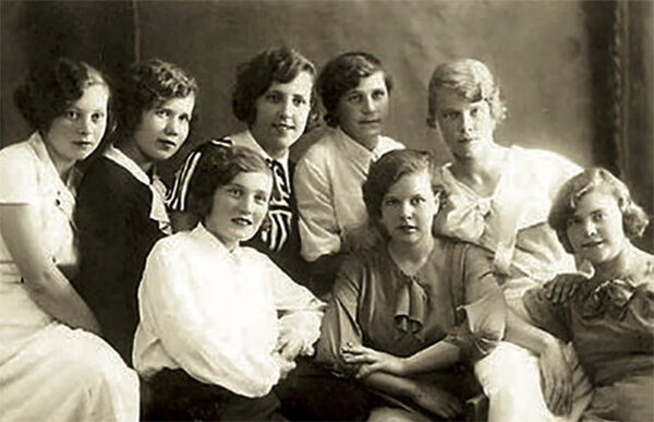 В нижнем ряду в середине Екатерина Фурцева