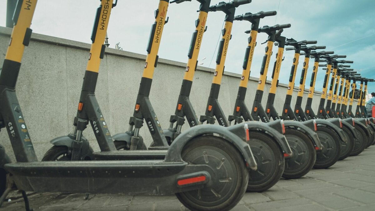     В регионах России, в том числе и в Волгоградской области, с марта вступают в силу обновленные ПДД, которые касаются в первую очередь управляющих электросамокатами. Им запретят ездить в городской черте со скоростью больше 25 километров в час.