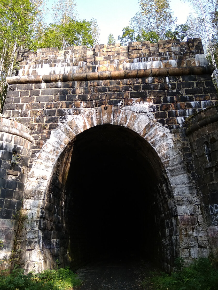 Западный вход, ранняя осень.