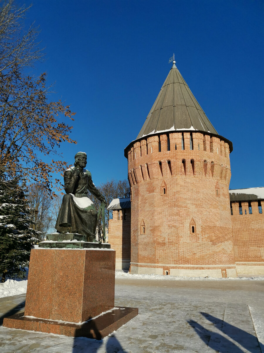 Памятник зодчему Смоленской крепости Фёдору Коню у Громовой башни.