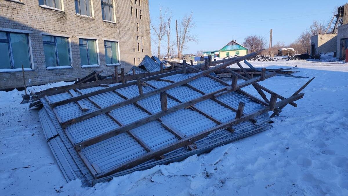    Сорванная крыша на снеге:пресс-служба ДЧС Павлодарской области