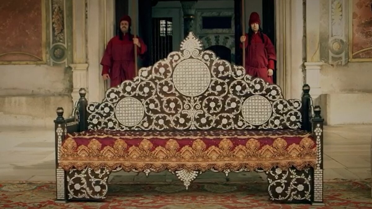 Самый вожделенный диванчик всея османской империи. Скриншот ВВ