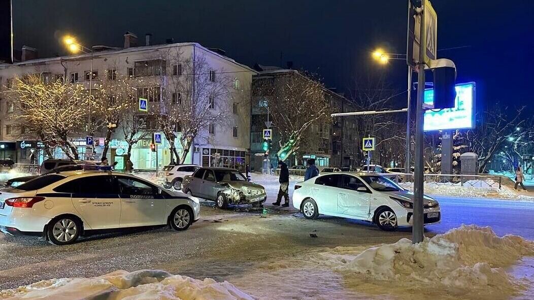     В областной столице 10 января около 18:58 произошло ДТП с участием автомобилей ВАЗ и КИА. В пресс-службе ГИБДД сообщили «Нашему городу», что пострадавших нет, на место инцидента прибыл экипаж ДПС.