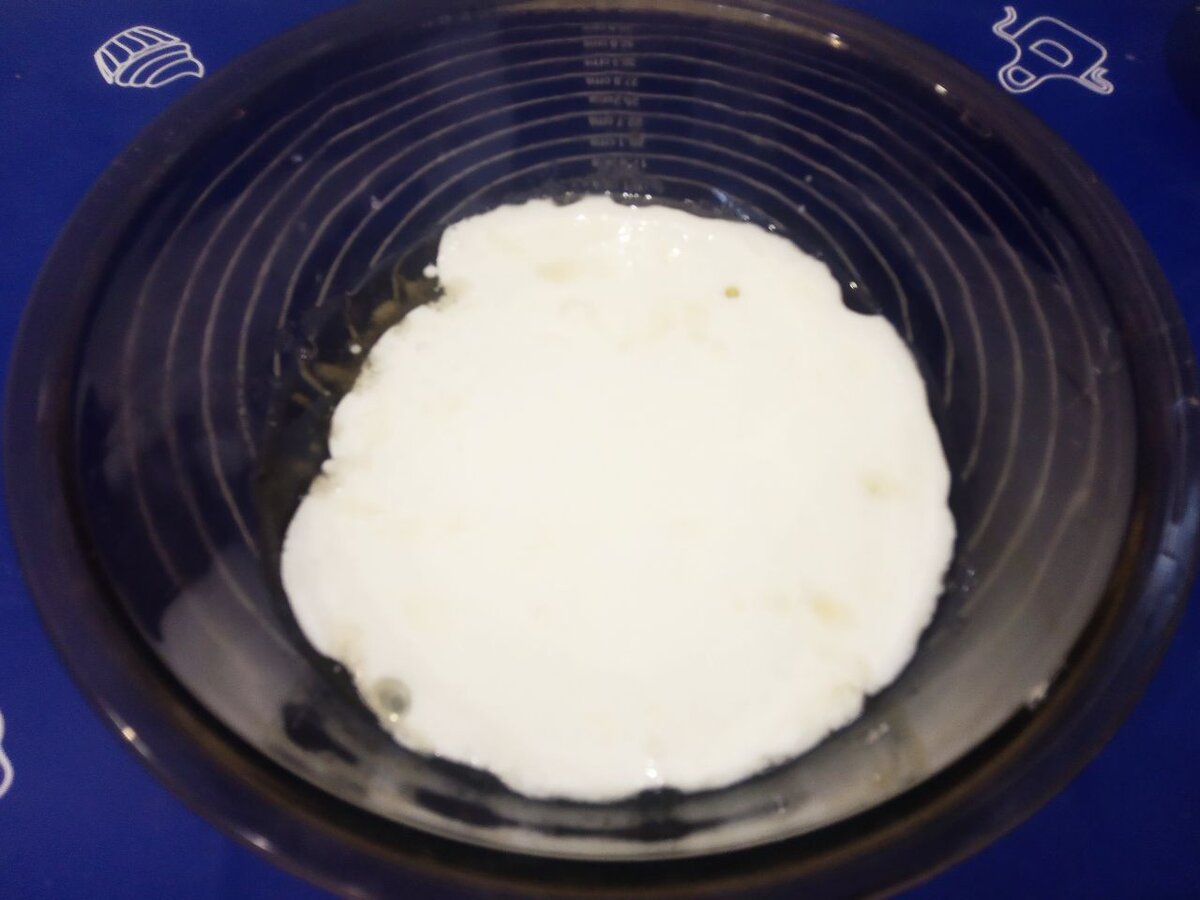 Смесь яичной смеси, растительного масла и кефира