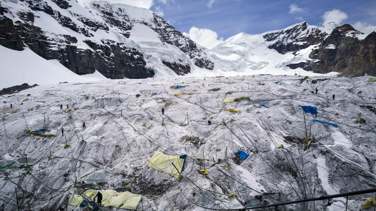 Пары ртути от обработки золота в Ла-Ринконада загрязняют близлежащий ледник под названием Спящая красавица и, как следствие, воду, которую жители используют для питья и приготовления пищи. Рабочие на леднике регулируют шланги, по которым талая вода направляется в перуанское шахтерское поселение. Фото: Седрик Гербехай