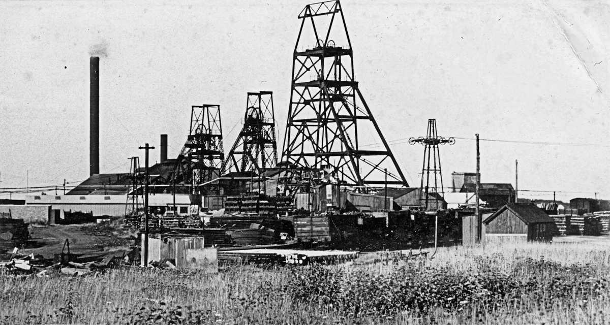 Угольная шахта Тилманстон c 1929 г. Справа воздушная канатная дорога в порт Дувр. Дуврский музей. Источник фото doverhistorian.com
