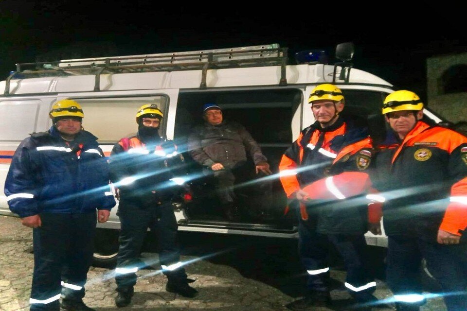     Мужчина обратился за помощью к спасателям.
