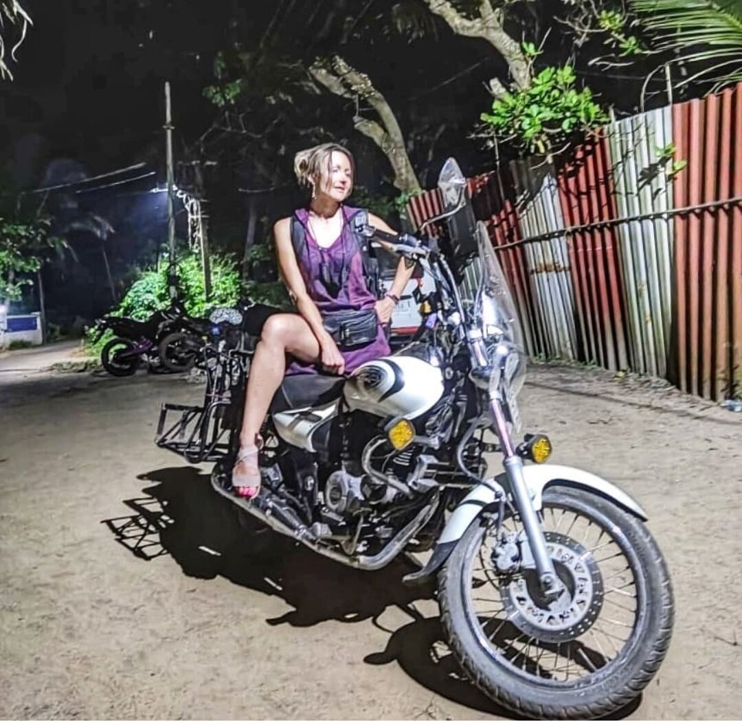 Когда мы только прилетаем, я наряжаюсь в самостоятельного туриста, но уже к новому году выгляжу, как гаврош