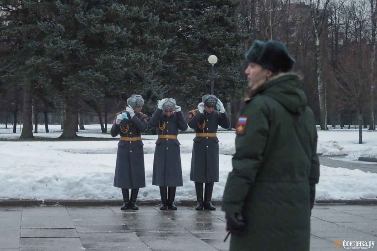 80 летие прорыва блокады ленинграда 2023. музей в кировске ленинградской области прорыв блокады. сотрудники ск возлагают цветы к вечному огню. возложение цветов. годовщина прорыва блокады ленинграда в 2023.