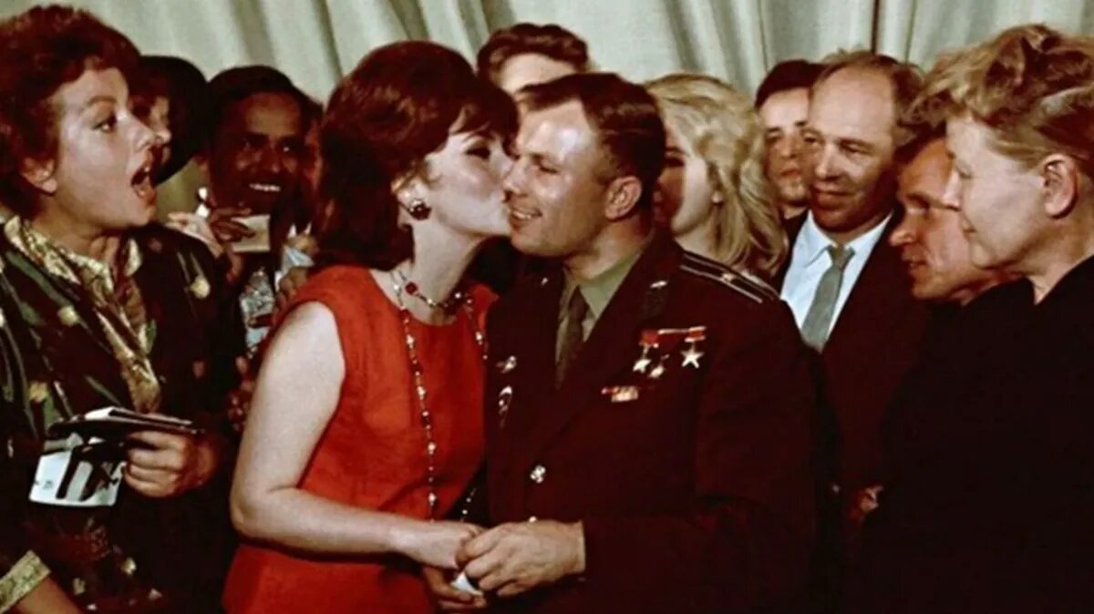 Джина Лоллобриджида и Юрий Гагарин. Фото: birdinflight.com