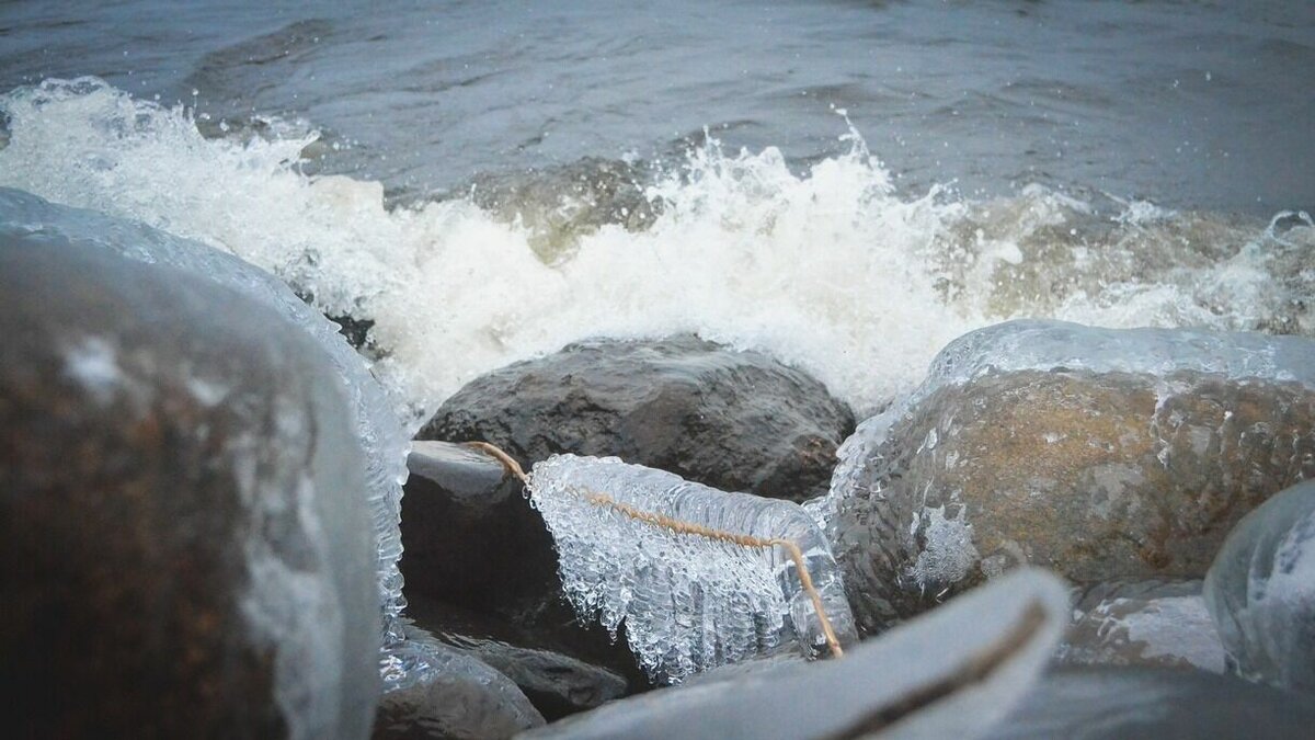     Резкое потепление в Санкт-Петербурге стало причиной резкого подъема воды на улицах города, что спровоцировало в ряде районов коммунальный коллапс.