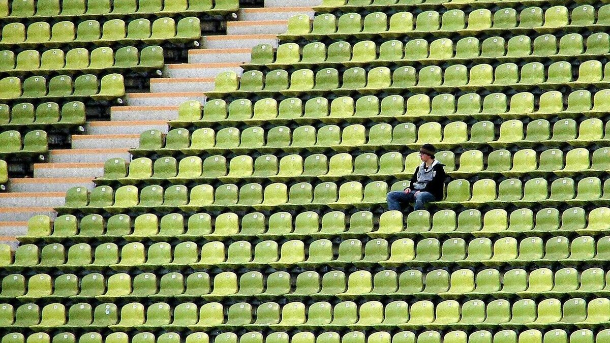     Помимо тяжелейших санкционных бед, профессиональный футбол в нашей стране страдает и от собственных чиновников и политиков