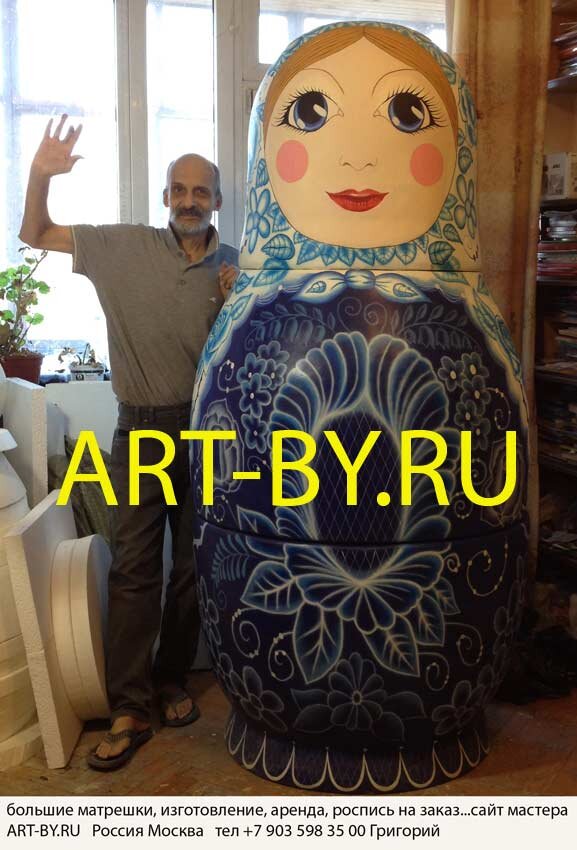 большая ростовая матрешка на заказ, я стою на фоне своего произведения в своей мастерской